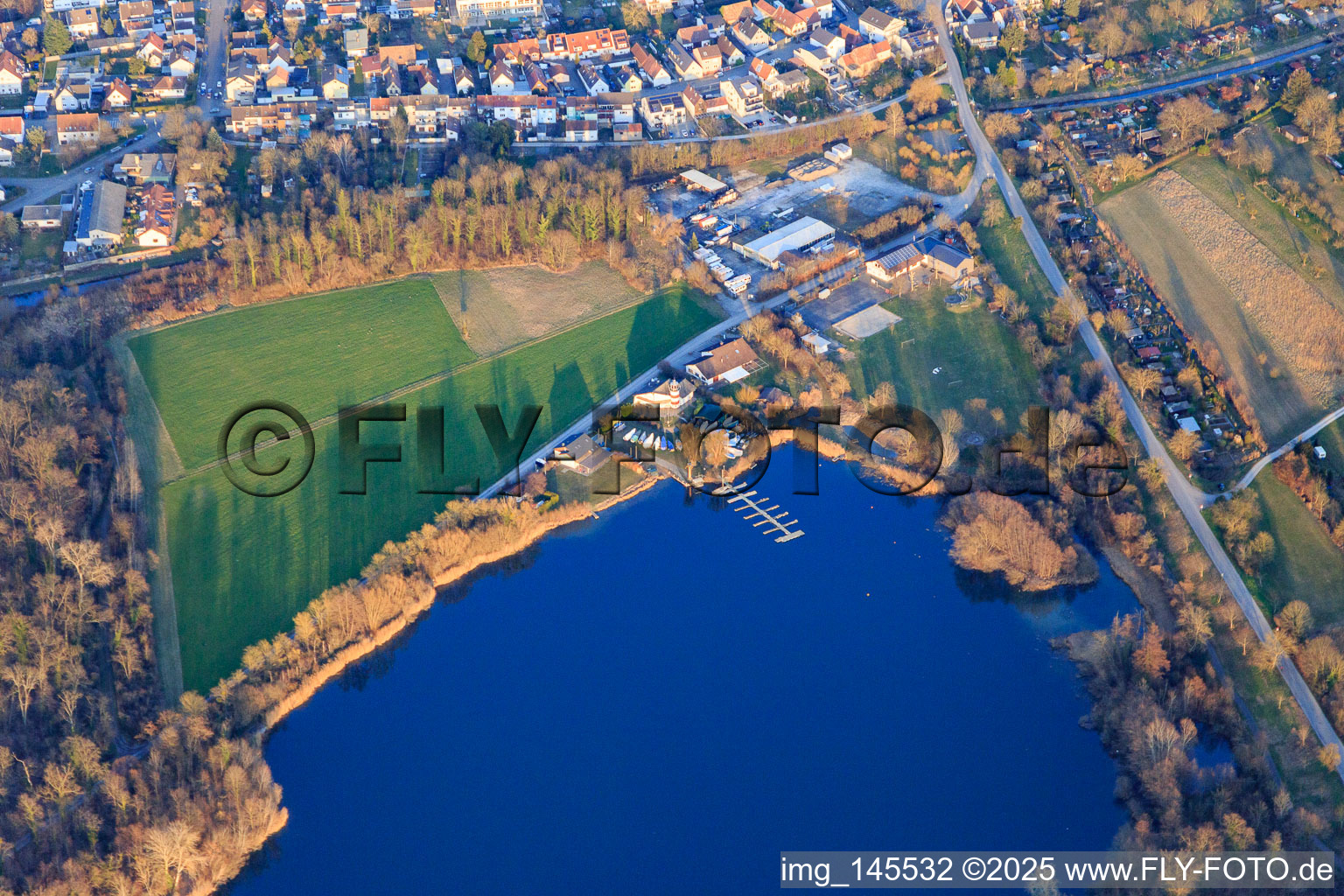 Vue aérienne de Quai à bateaux du lac de carrière Rohrköpfle du Surfclub Linkenheim et du Sailing Club Linkenheim eV à le quartier Linkenheim in Linkenheim-Hochstetten dans le département Bade-Wurtemberg, Allemagne