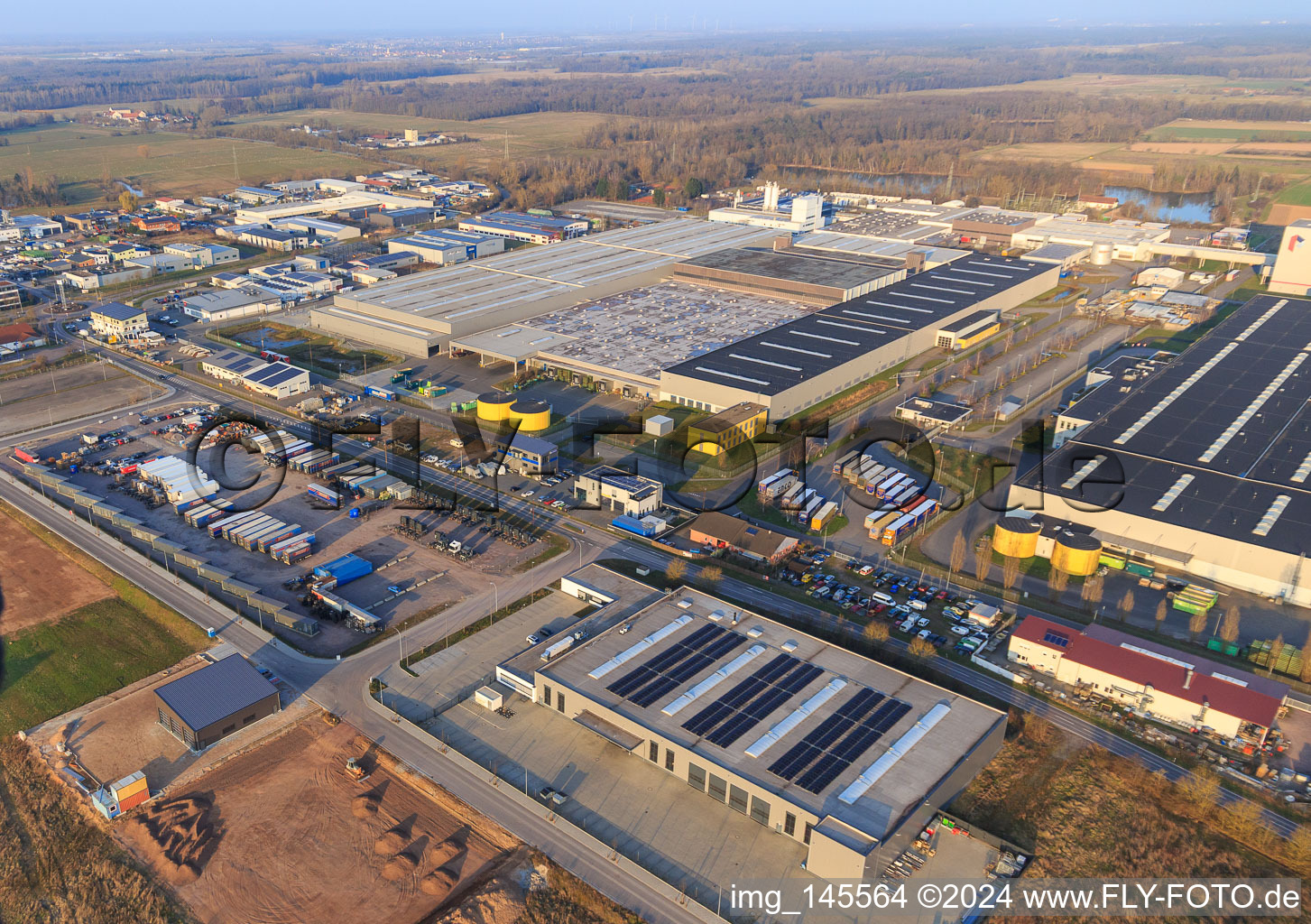 Vue aérienne de Zone industrielle Interpark de l'ouest avec Guth Ventiltechnik GmbH, K2 Verpackungen GmbH & Co. KG à le quartier Offenbach in Offenbach an der Queich dans le département Rhénanie-Palatinat, Allemagne