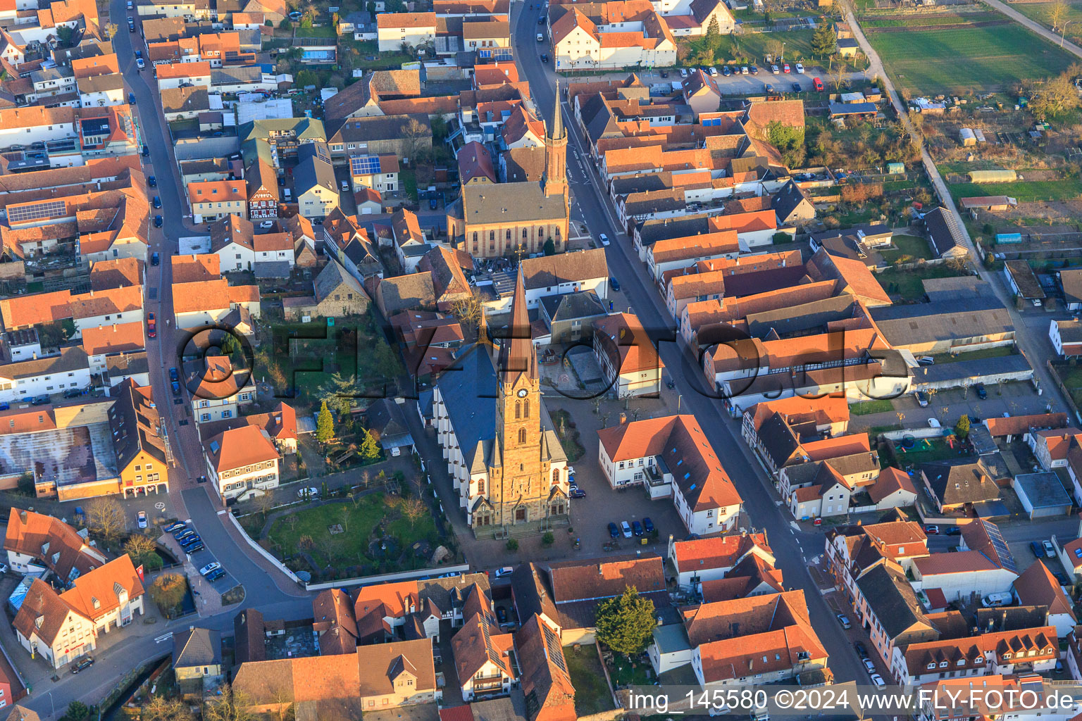 Vue aérienne de Église catholique Saint-Nicolas et église protestante Bellheim sur Hauptstr à Bellheim dans le département Rhénanie-Palatinat, Allemagne