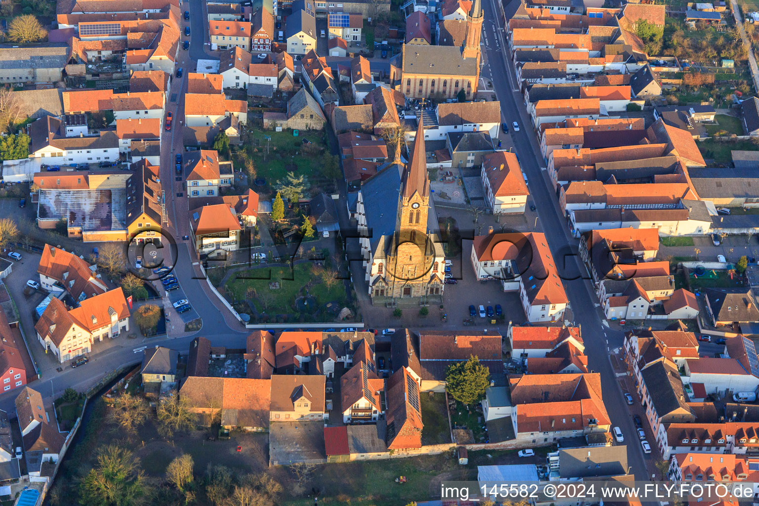 Vue aérienne de Église catholique Saint-Nicolas et église protestante Bellheim sur Hauptstr à Bellheim dans le département Rhénanie-Palatinat, Allemagne