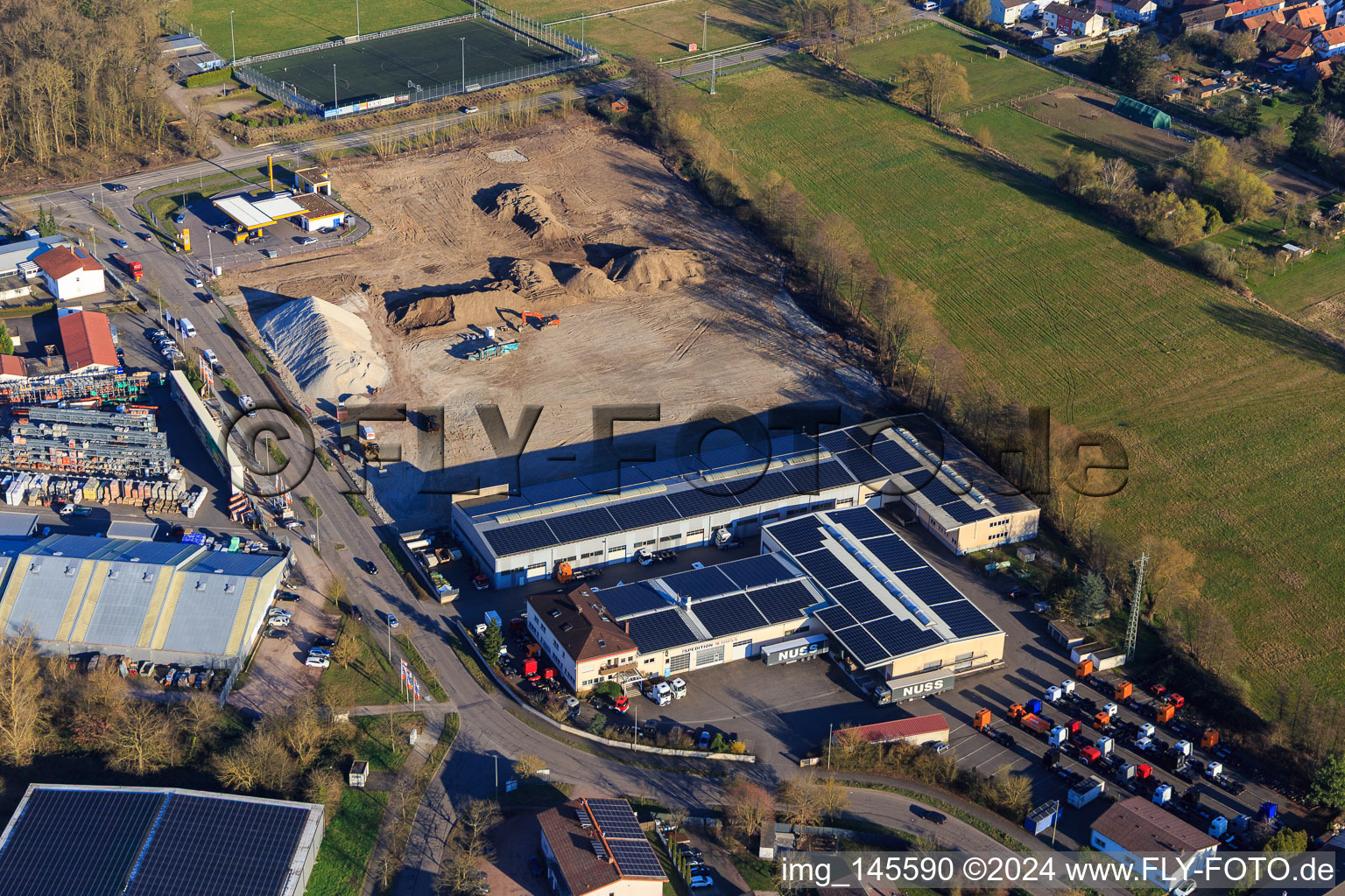 Vue d'oiseau de Chantier de construction pour le développement du nouveau parc logistique de HANSAINVEST et DFI-Real-Estte Kandel après la démolition du marché OBI à le quartier Minderslachen in Kandel dans le département Rhénanie-Palatinat, Allemagne