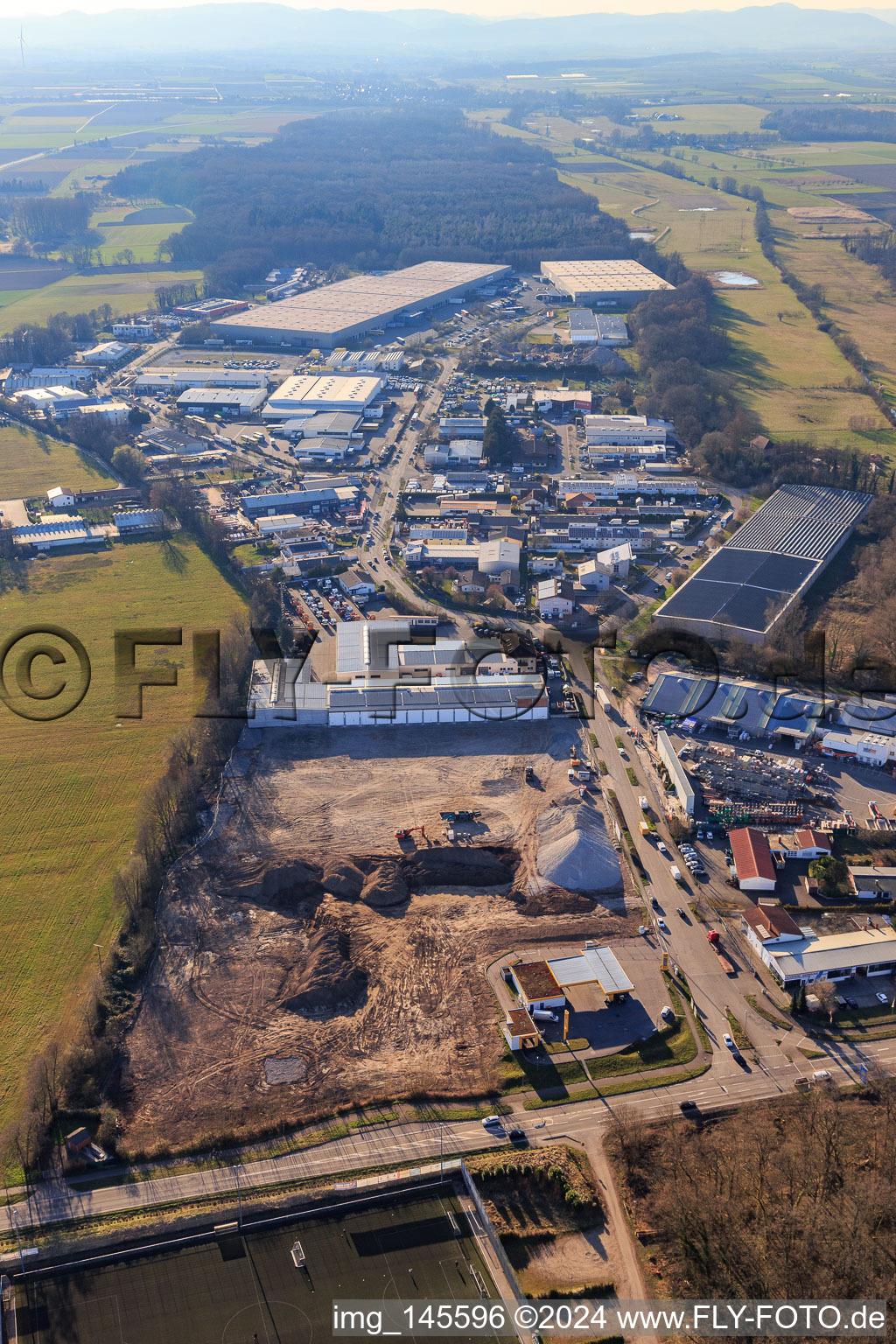 Chantier de construction pour le développement du nouveau parc logistique de HANSAINVEST et DFI-Real-Estte Kandel après la démolition du marché OBI à le quartier Minderslachen in Kandel dans le département Rhénanie-Palatinat, Allemagne du point de vue du drone