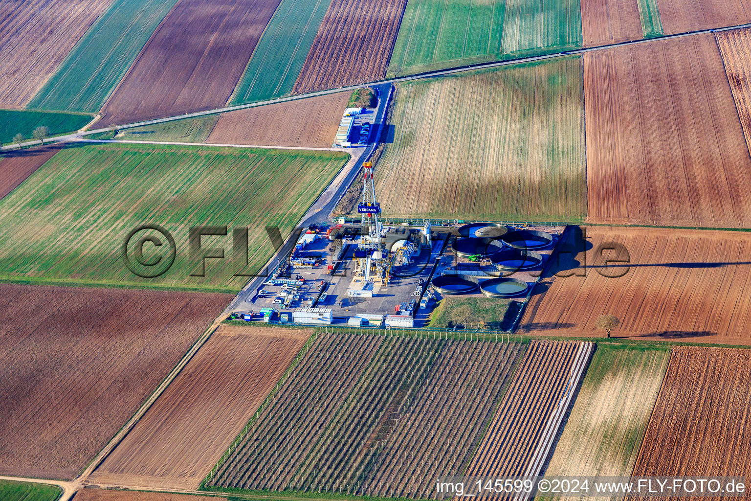 Appareil de forage du site de forage profond V20 de Vulcan Energy à Schleidberg pour l'extraction d'énergie géothermique et de lithium à Insheim dans le département Rhénanie-Palatinat, Allemagne vue du ciel