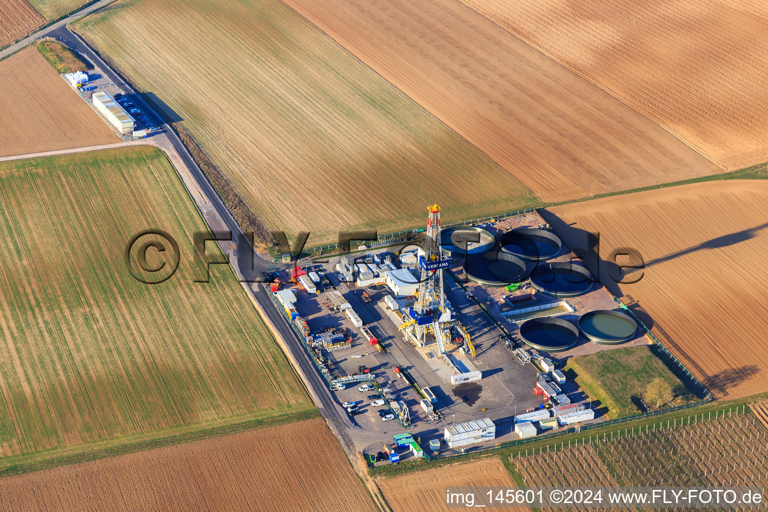 Enregistrement par drone de Appareil de forage du site de forage profond V20 de Vulcan Energy à Schleidberg pour l'extraction d'énergie géothermique et de lithium à Insheim dans le département Rhénanie-Palatinat, Allemagne