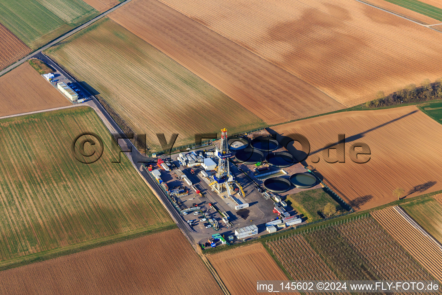 Image drone de Appareil de forage du site de forage profond V20 de Vulcan Energy à Schleidberg pour l'extraction d'énergie géothermique et de lithium à Insheim dans le département Rhénanie-Palatinat, Allemagne
