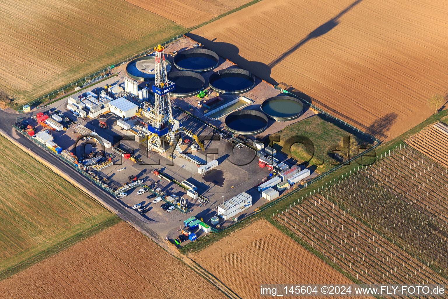 Appareil de forage du site de forage profond V20 de Vulcan Energy à Schleidberg pour l'extraction d'énergie géothermique et de lithium à Insheim dans le département Rhénanie-Palatinat, Allemagne du point de vue du drone
