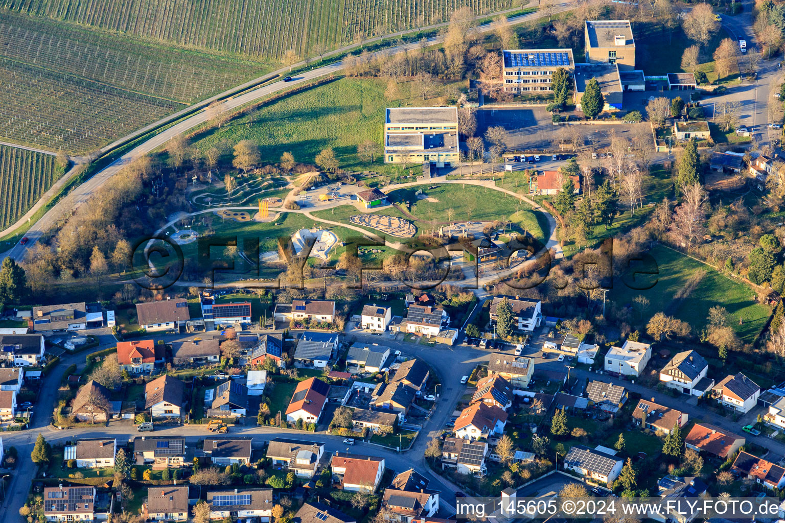 Vue aérienne de Installation Alla-Hopp Ilbesheim à l'école primaire Kleine Kalmit à le quartier Ilbesheim in Ilbesheim bei Landau in der Pfalz dans le département Rhénanie-Palatinat, Allemagne