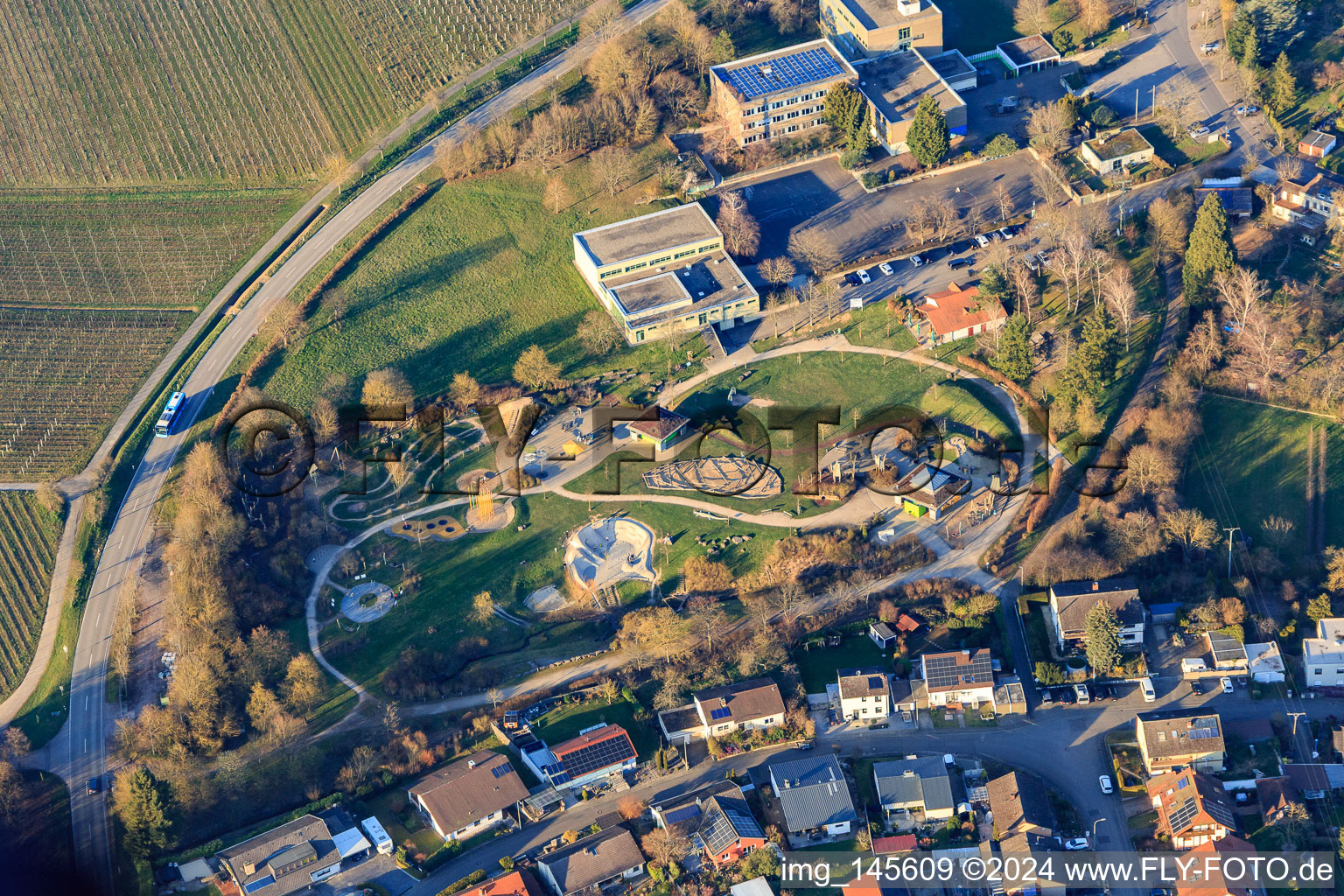 Vue aérienne de Installation Alla-Hopp Ilbesheim à l'école primaire Kleine Kalmit à le quartier Ilbesheim in Ilbesheim bei Landau in der Pfalz dans le département Rhénanie-Palatinat, Allemagne
