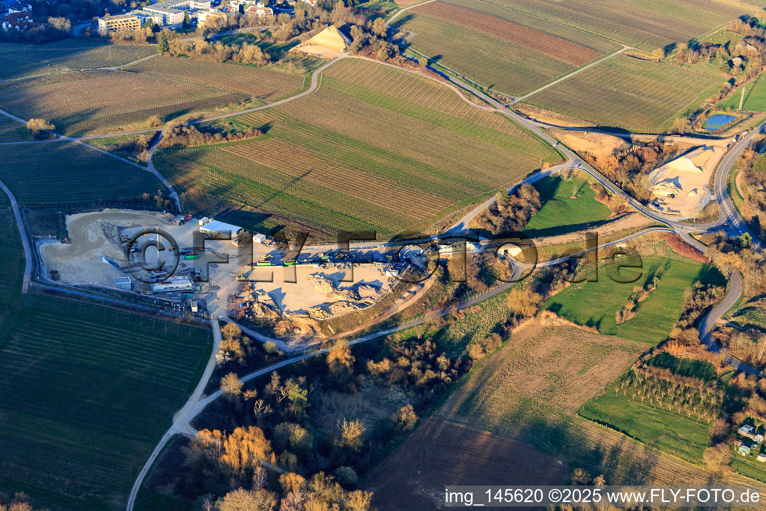 Chantier de construction du portail est du tunnel Astrid pour le passage souterrain et le contournement de Bad Bergzabern entre la B38 (Weinstraße) et la B427 (Kurtalstraße) à Dörrenbach dans le département Rhénanie-Palatinat, Allemagne d'en haut