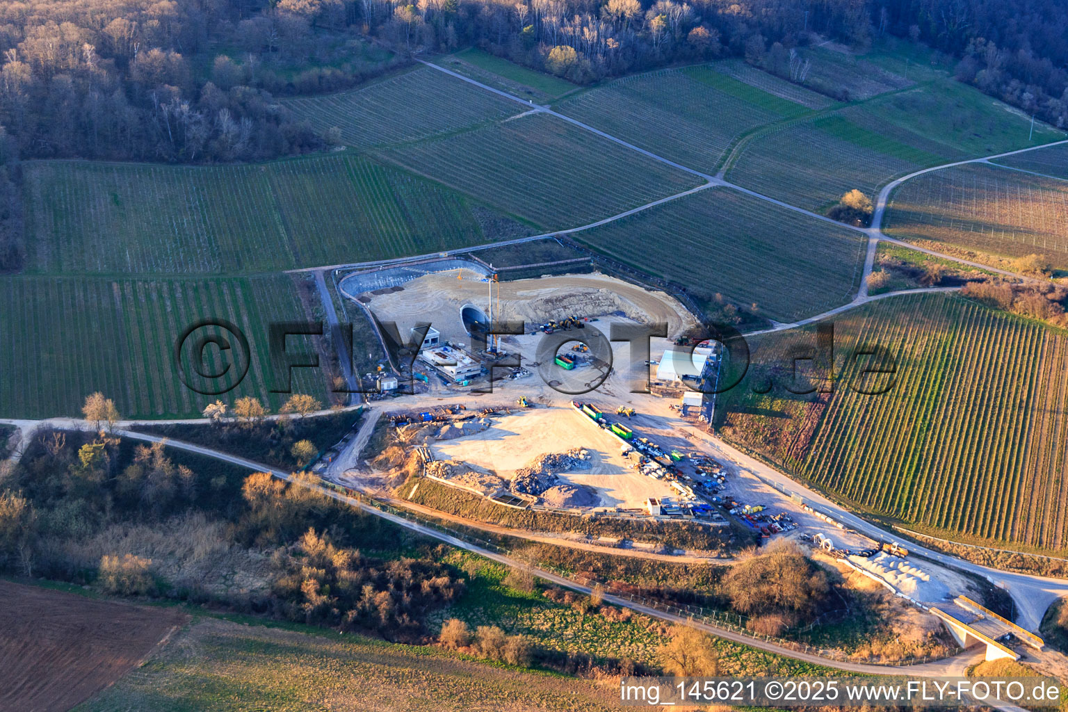 Chantier de construction du portail est du tunnel Astrid pour le passage souterrain et le contournement de Bad Bergzabern entre la B38 (Weinstraße) et la B427 (Kurtalstraße) à Dörrenbach dans le département Rhénanie-Palatinat, Allemagne hors des airs