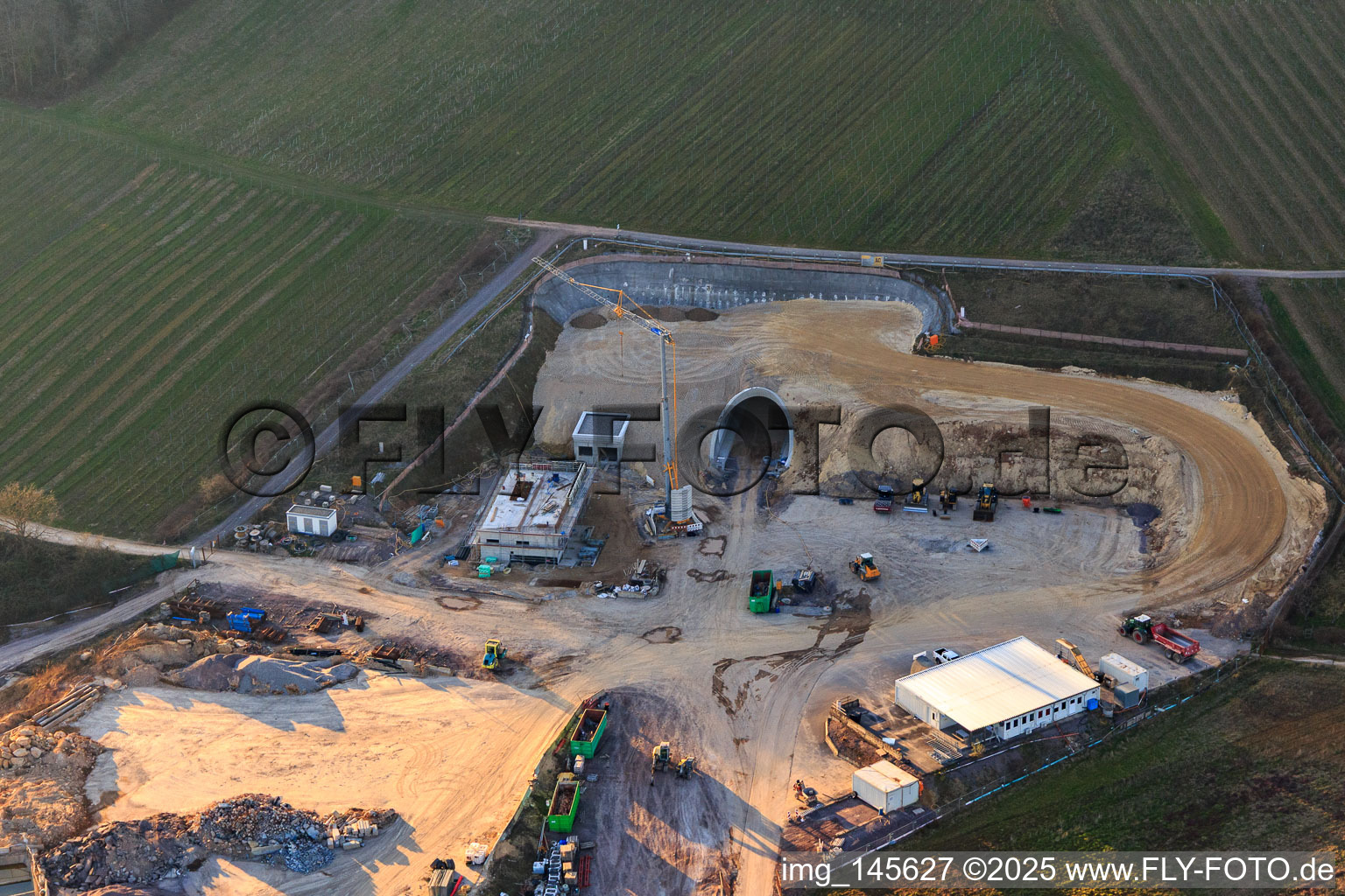 Vue d'oiseau de Chantier de construction du portail est du tunnel Astrid pour le passage souterrain et le contournement de Bad Bergzabern entre la B38 (Weinstraße) et la B427 (Kurtalstraße) à Dörrenbach dans le département Rhénanie-Palatinat, Allemagne