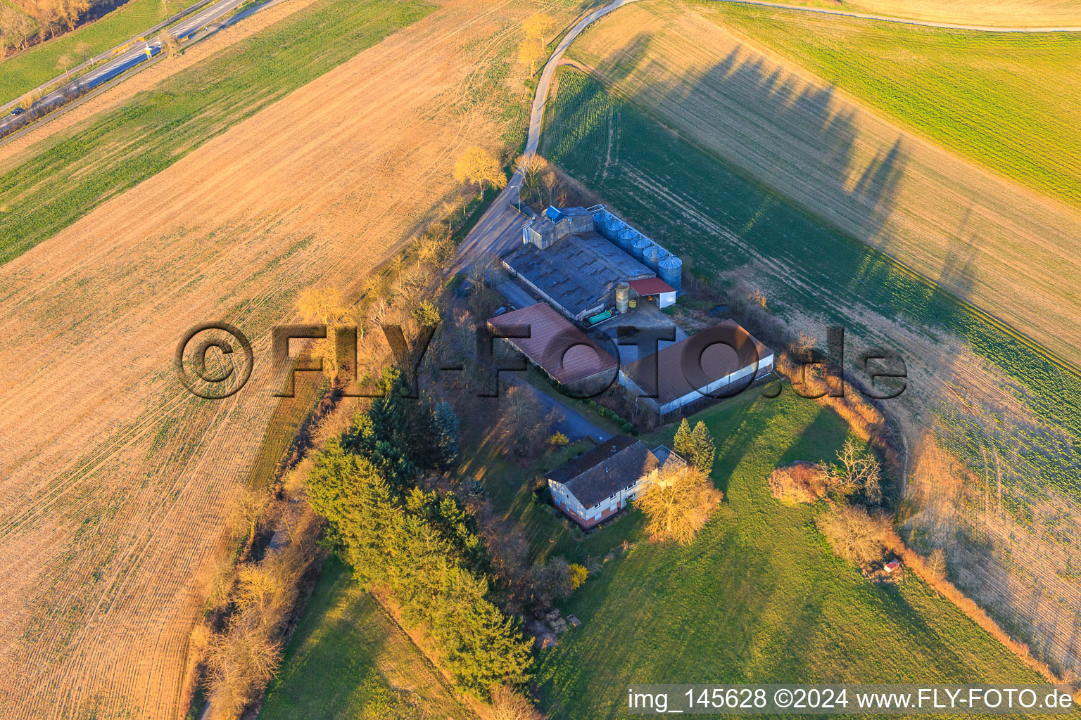 Vue aérienne de Aussiedlerhof près de la B38 à Dörrenbach dans le département Rhénanie-Palatinat, Allemagne