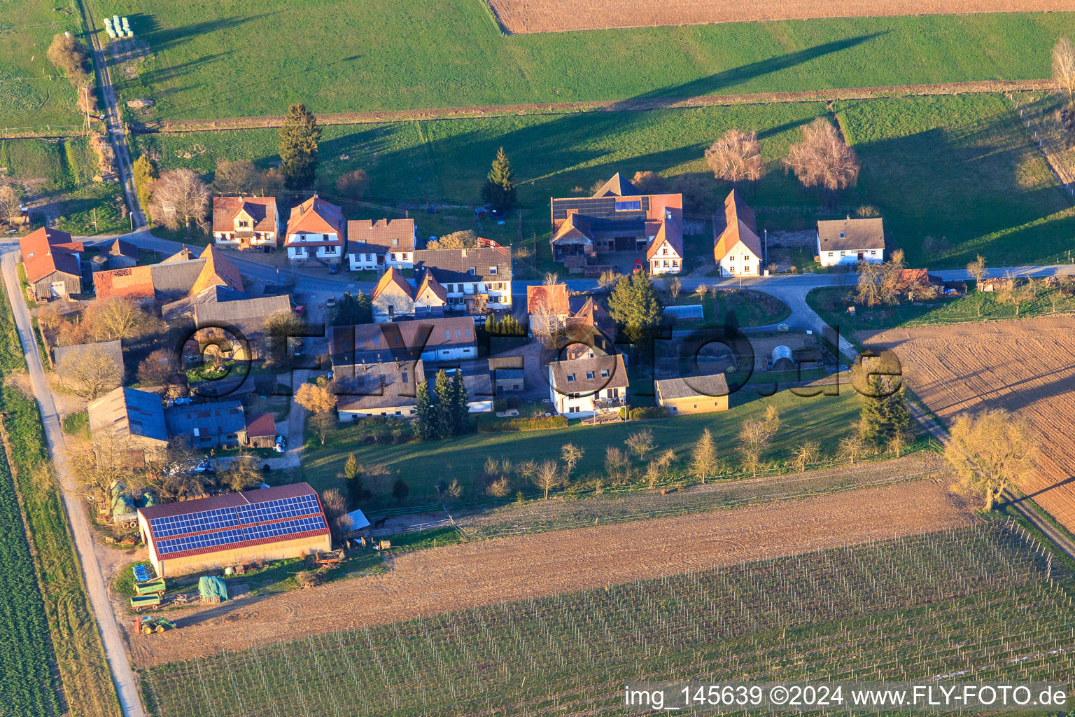 Vue aérienne de Quartier Kaplaneihof avec vin et vin mousseux Däuwel à le quartier Deutschhof in Kapellen-Drusweiler dans le département Rhénanie-Palatinat, Allemagne