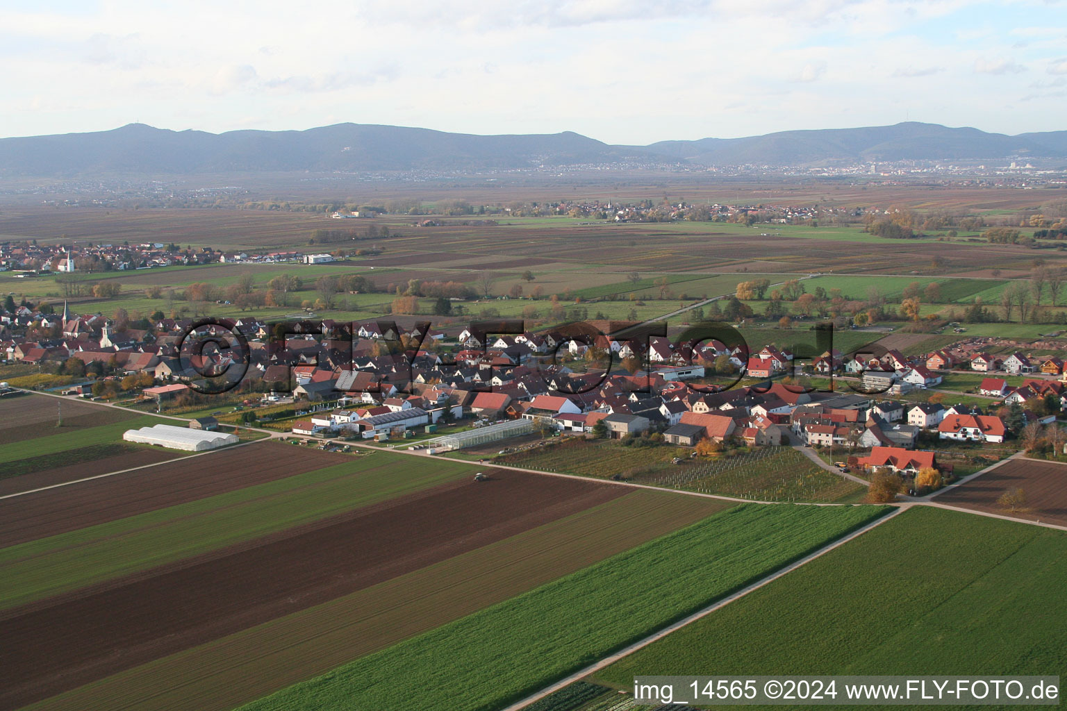 Vue sur le village à Böbingen dans le département Rhénanie-Palatinat, Allemagne d'en haut