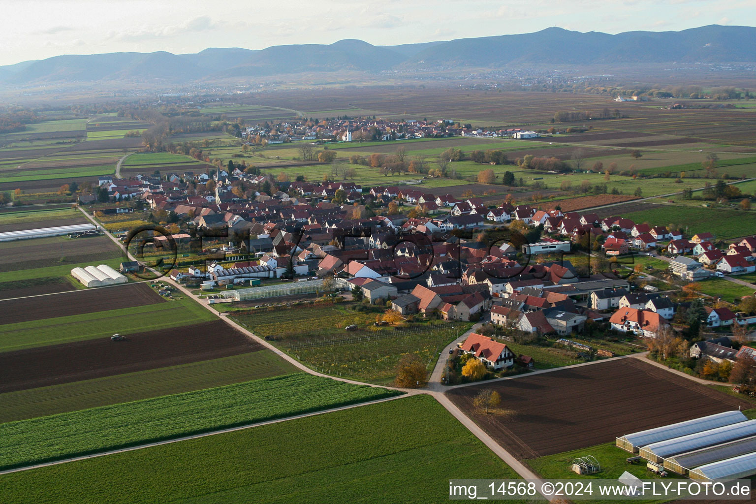 Vue sur le village à Böbingen dans le département Rhénanie-Palatinat, Allemagne hors des airs