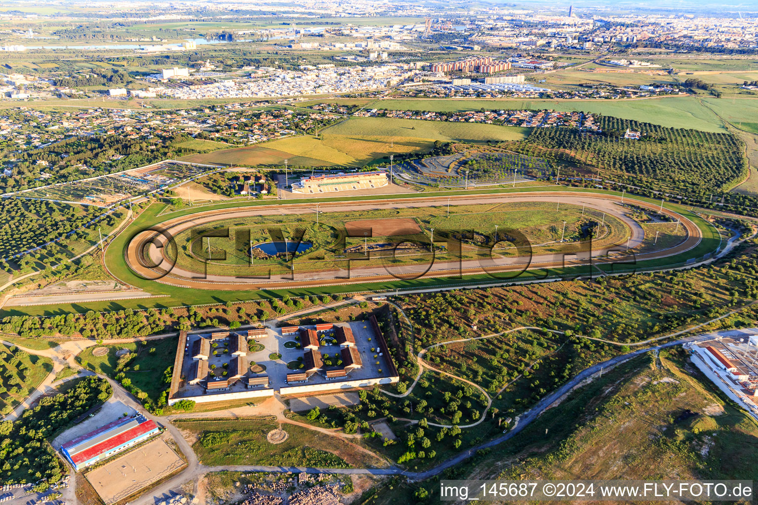 Vue aérienne de Hippodrome Gran Hipódromo de Andalucía Javier Piñar Haffner à Dos Hermanas dans le département Séville, Espagne