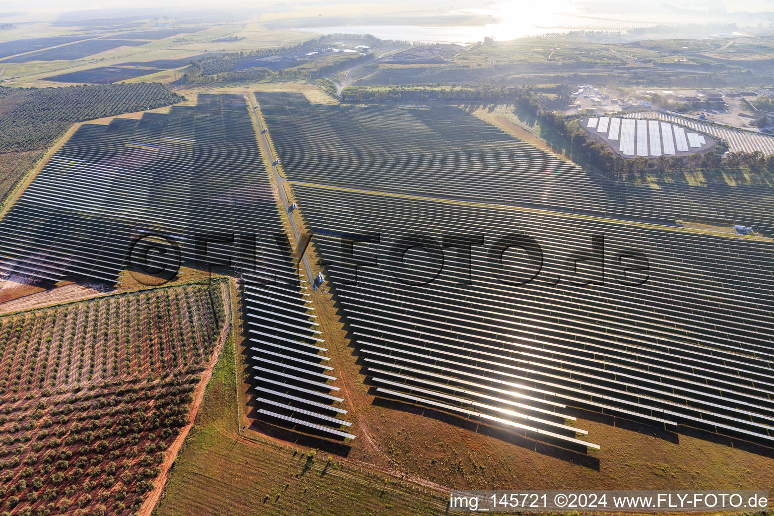 Vue aérienne de Immense centrale solaire photovoltaïque PFV DON RODRIGO à l'usine d'incinération des déchets à Alcalá de Guadaíra dans le département Séville, Espagne
