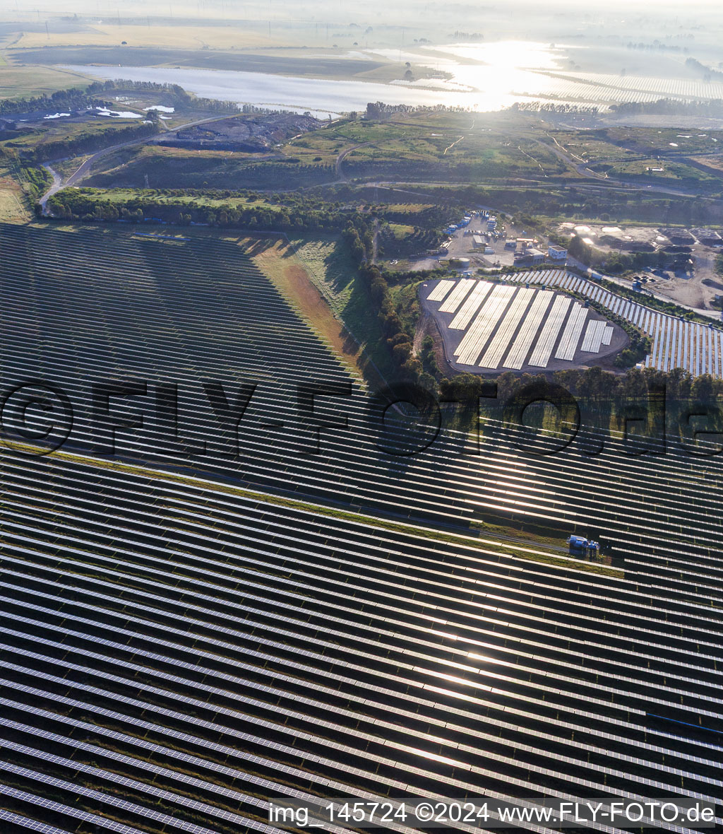 Photographie aérienne de Immense centrale solaire photovoltaïque PFV DON RODRIGO à l'usine d'incinération des déchets à Alcalá de Guadaíra dans le département Séville, Espagne