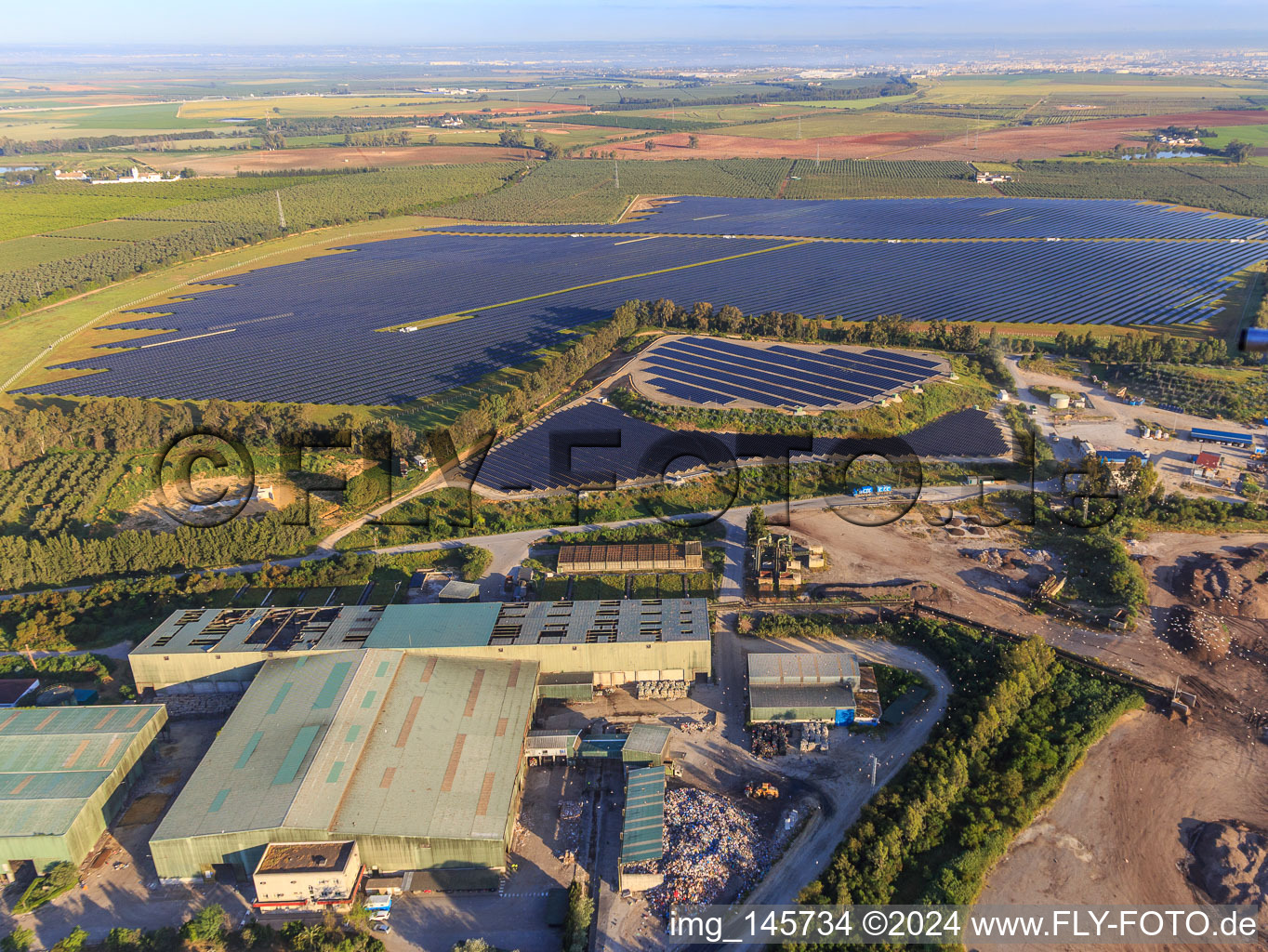 Vue aérienne de Immense centrale solaire photovoltaïque PFV DON RODRIGO sur le site d'enfouissement CIT Montemarta à Alcalá de Guadaíra dans le département Séville, Espagne