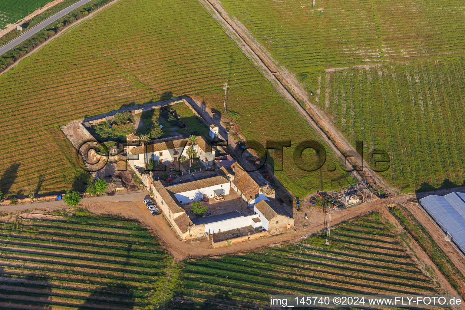 Vue aérienne de Hacienda El Cuzco entre les plantations d'oliviers à Los Palacios y Villafranca dans le département Séville, Espagne