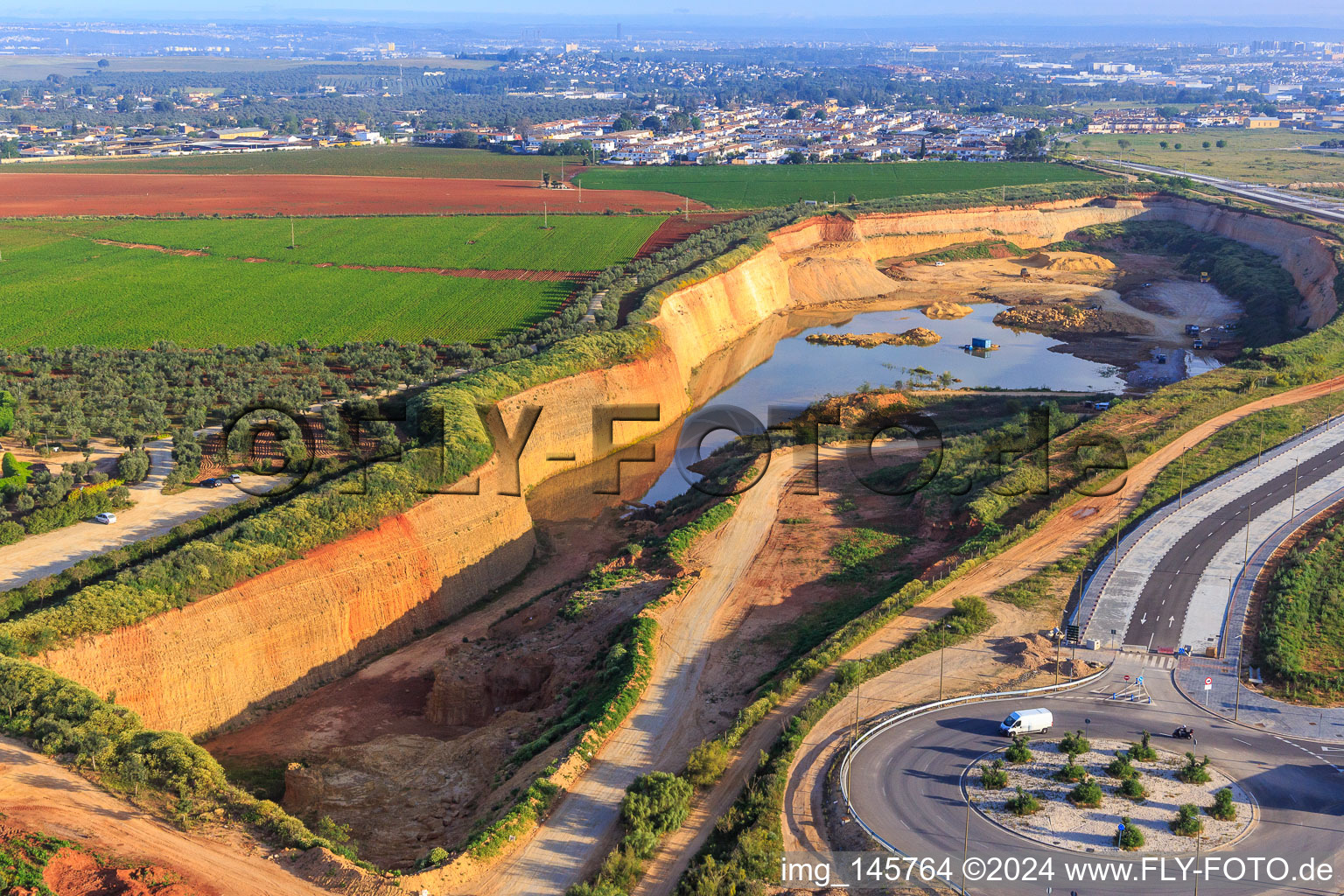 Vue aérienne de Carrière de gravier et de sable à Dos Hermanas dans le département Séville, Espagne