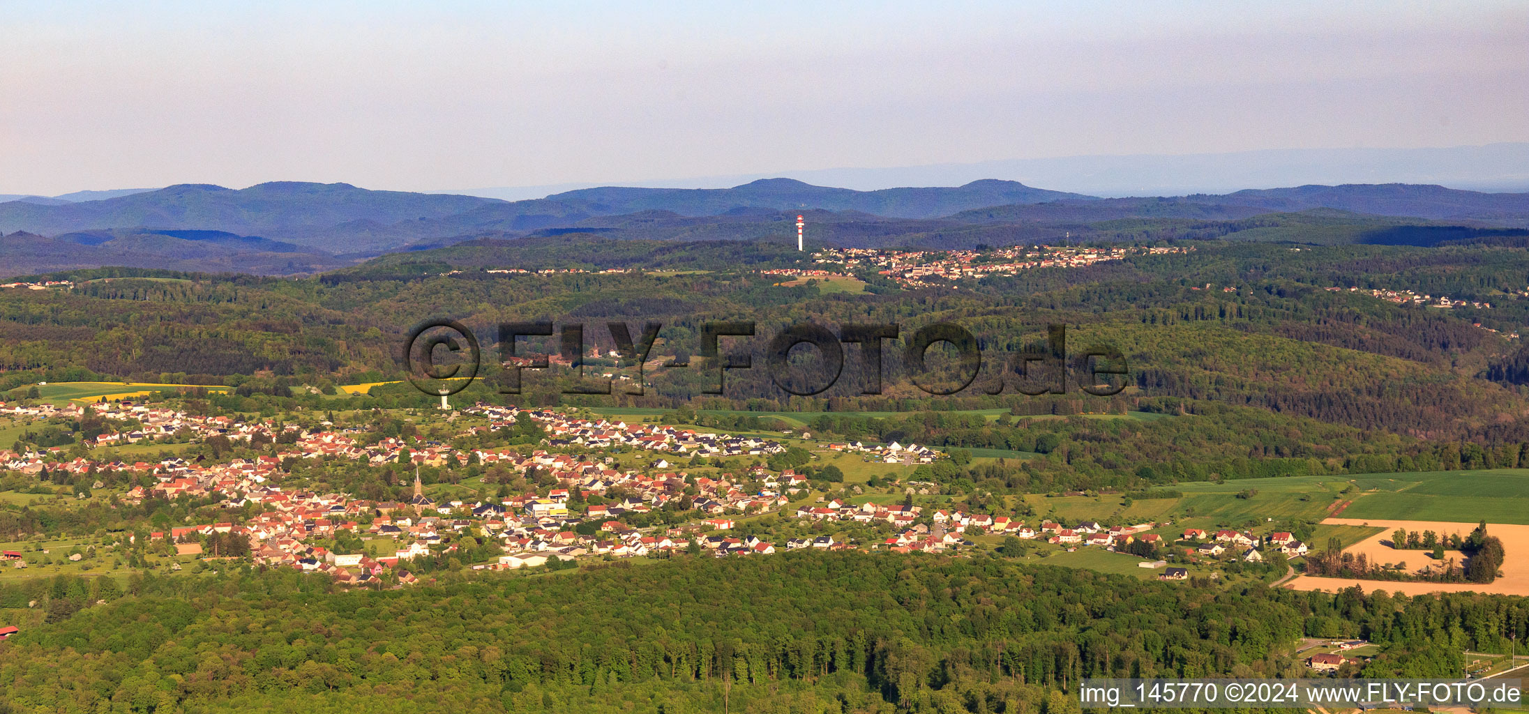 Vue aérienne de Vue des Vosges du Nord depuis l'ouest à Montbronn dans le département Moselle, France