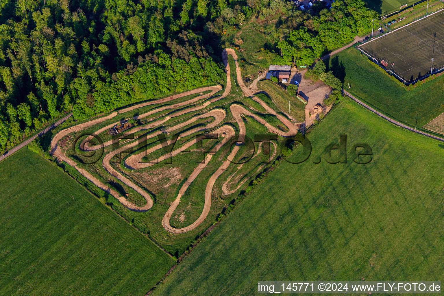 Vue aérienne de Circuit Moto Club des Corbeaux à Rahling dans le département Moselle, France
