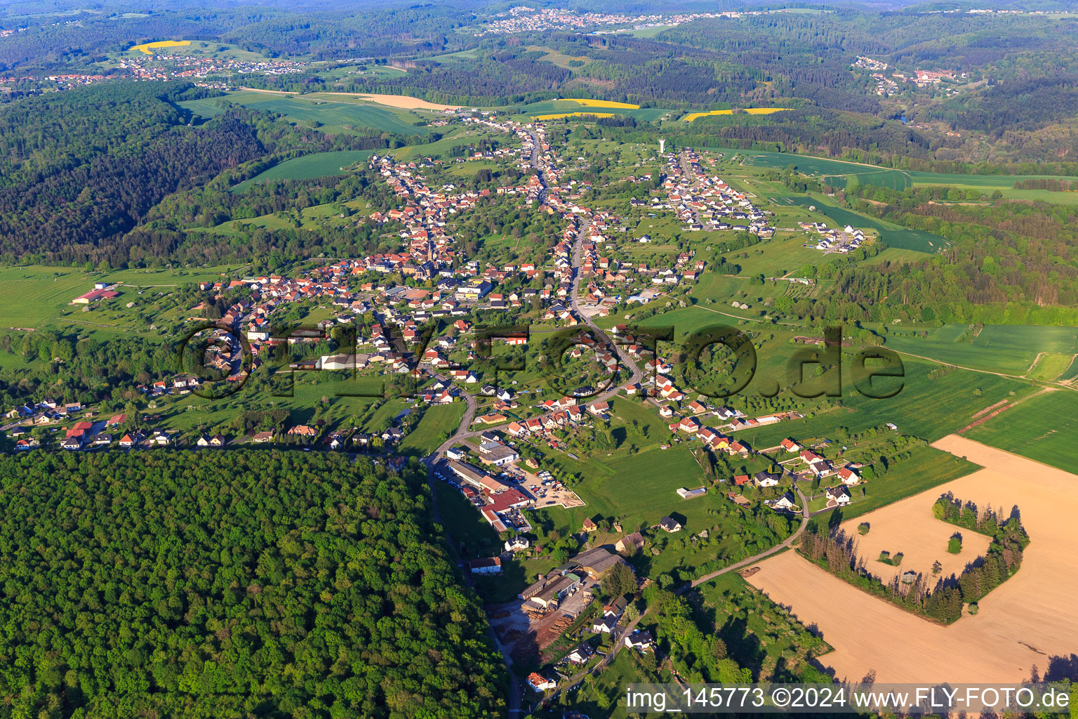 Vue aérienne de Vue de la ville le soir depuis le sud-ouest à Montbronn dans le département Moselle, France