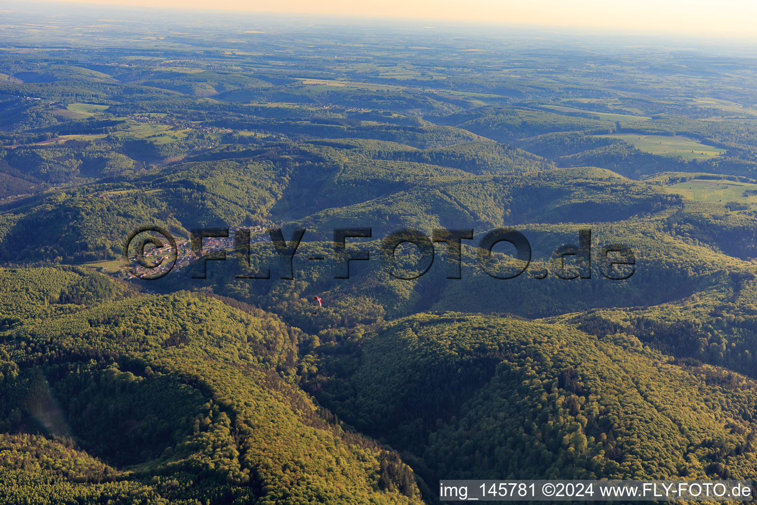 Vue aérienne de Vue du village du district d'Althhordn à Judenthal dans les Vosges du Nord depuis le nord à Goetzenbruck dans le département Moselle, France