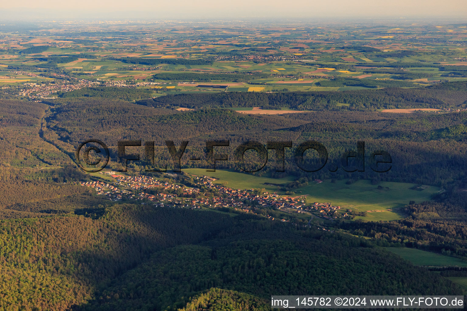 Vue aérienne de Vue du village des Vosges du Nord depuis le nord à Wimmenau dans le département Bas Rhin, France
