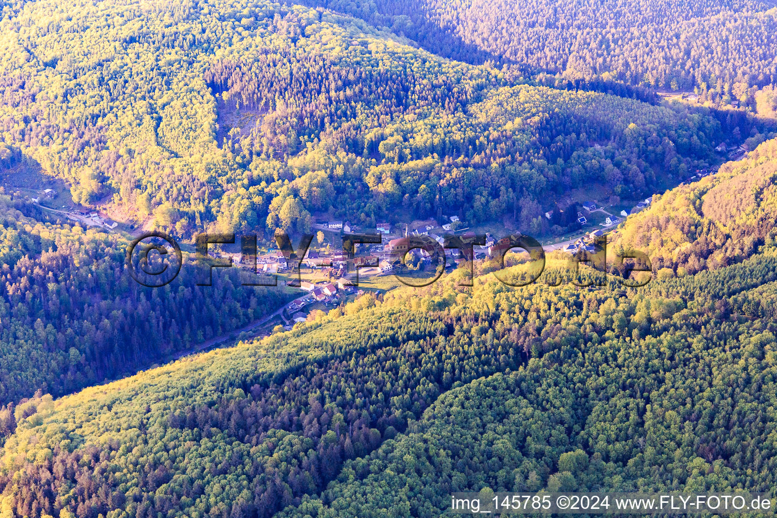 Vue aérienne de Vue du village le soir dans une vallée des Vosges du Nord depuis le sud-est à Soucht dans le département Moselle, France