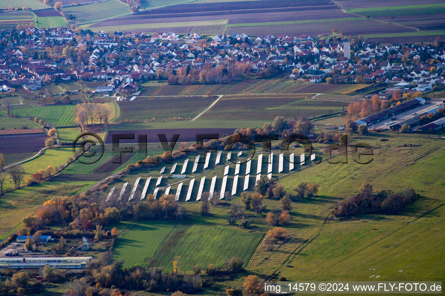 Vue aérienne de Centrale solaire et systèmes photovoltaïques sur la piste avec la zone de piste de l'aérodrome dans le district de Lachen-Speyerdorf à le quartier Speyerdorf in Neustadt an der Weinstraße dans le département Rhénanie-Palatinat, Allemagne