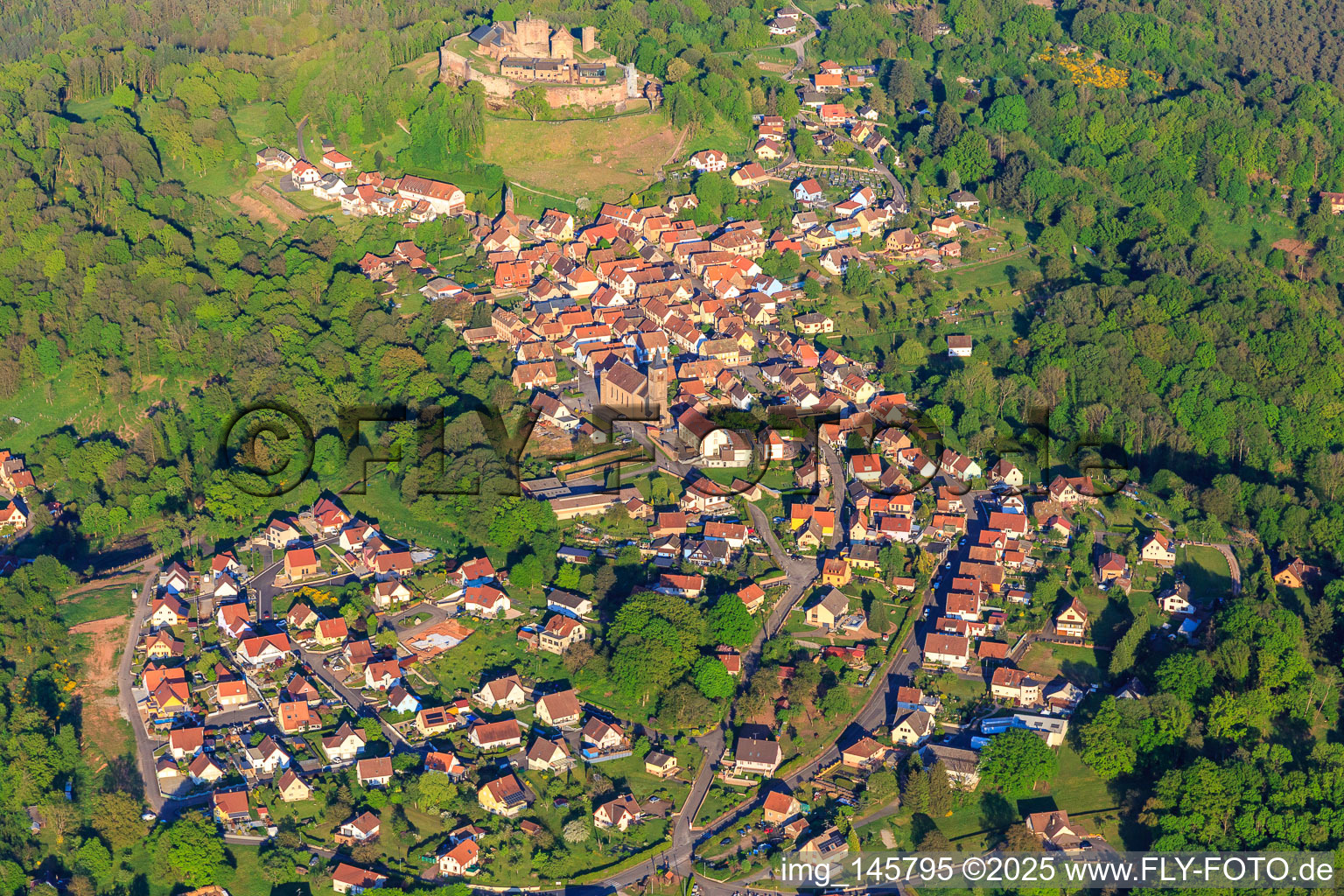 Photographie aérienne de Vue du village des Vosges du Nord depuis l'ouest en contrebas du Château de Lichtenberg à Lichtenberg dans le département Bas Rhin, France