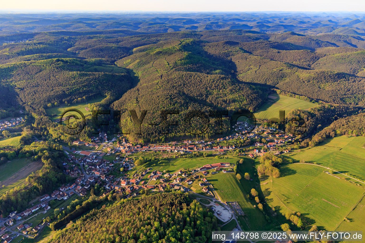 Vue aérienne de Vue des Vosges du Nord depuis le sud à Reipertswiller dans le département Bas Rhin, France