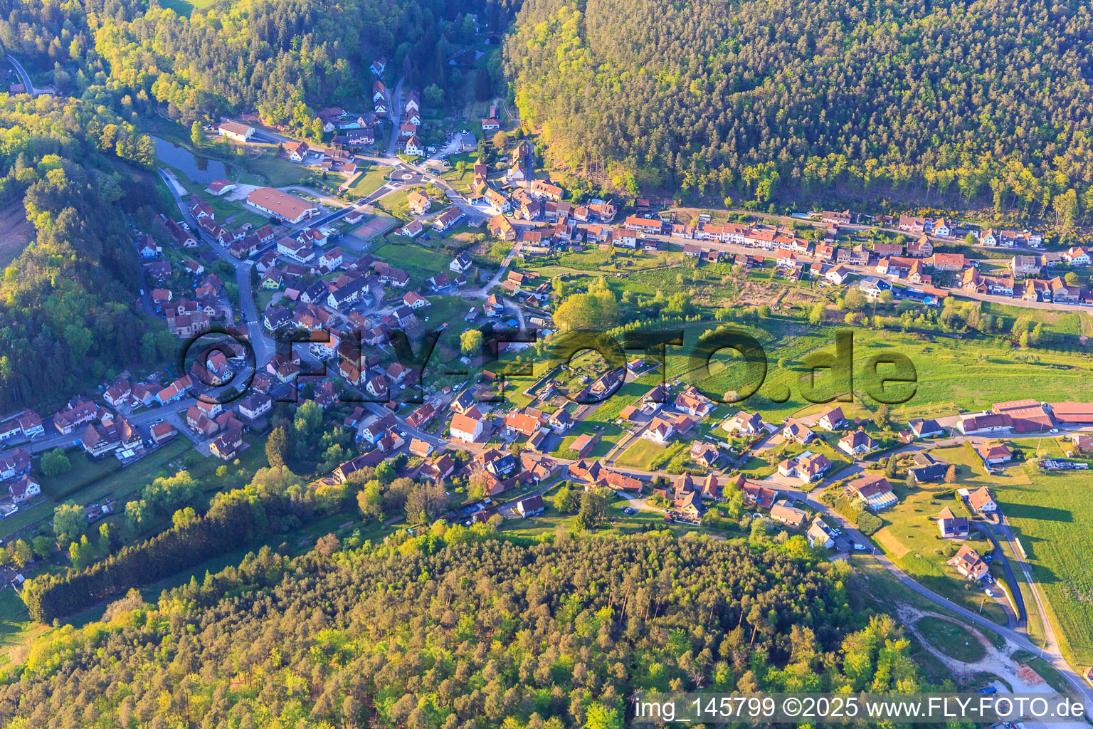 Vue aérienne de Centre du village à Reipertswiller dans le département Bas Rhin, France