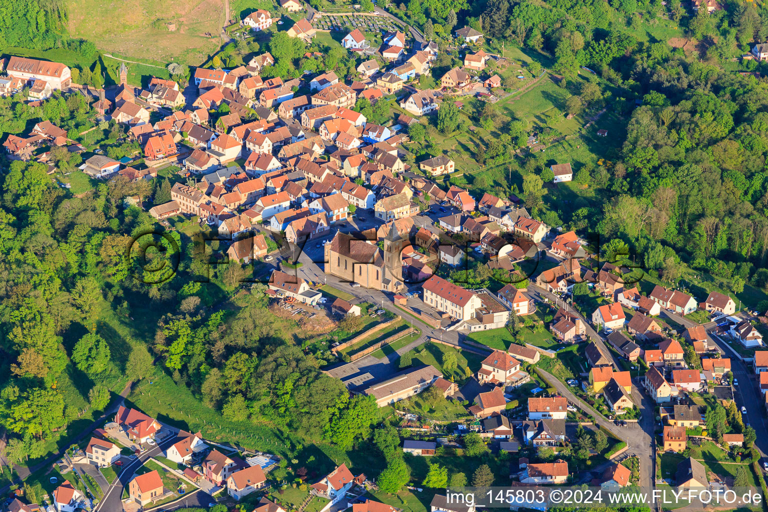Vue aérienne de Église Notre-Dame-Marie-Auxilliatrice à Lichtenberg dans le département Bas Rhin, France