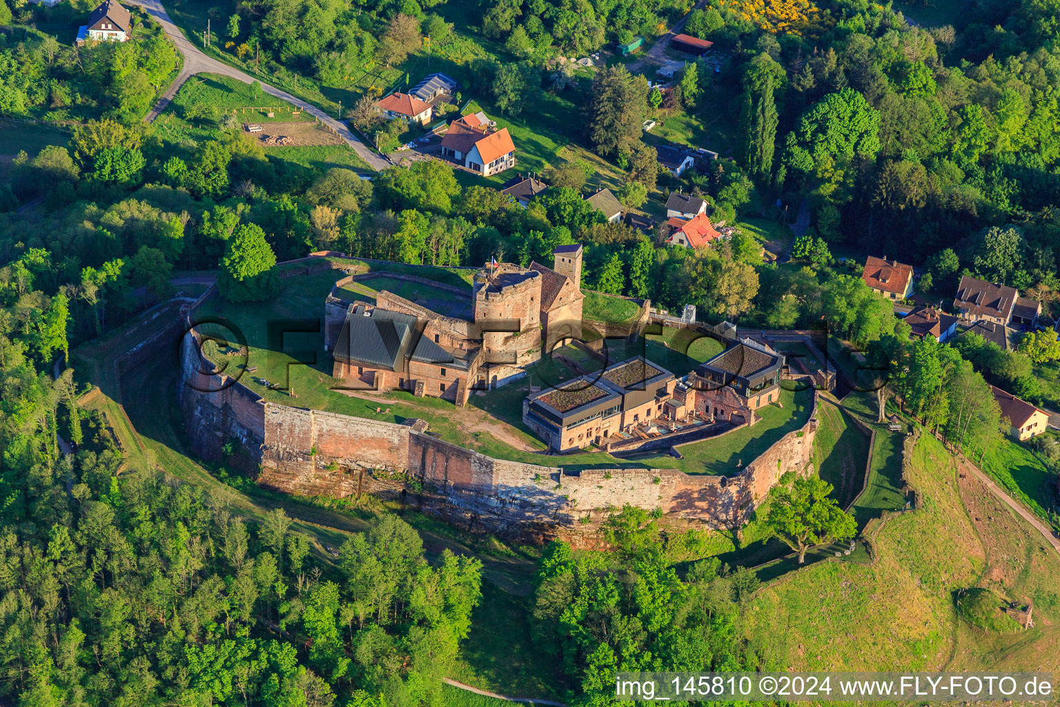 Photographie aérienne de Château de Lichtenberg vu du nord-ouest à Lichtenberg dans le département Bas Rhin, France