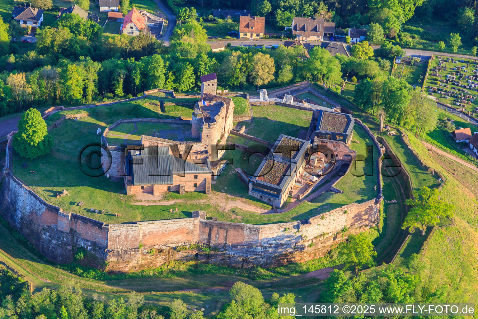 Vue aérienne de Château de Lichtenberg vu du nord à Lichtenberg dans le département Bas Rhin, France