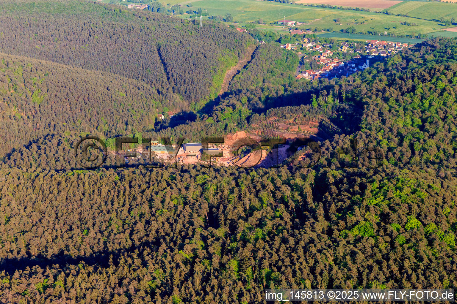 Vue aérienne de Carrière Carrière Loegel Rothbach à Rothbach dans le département Bas Rhin, France