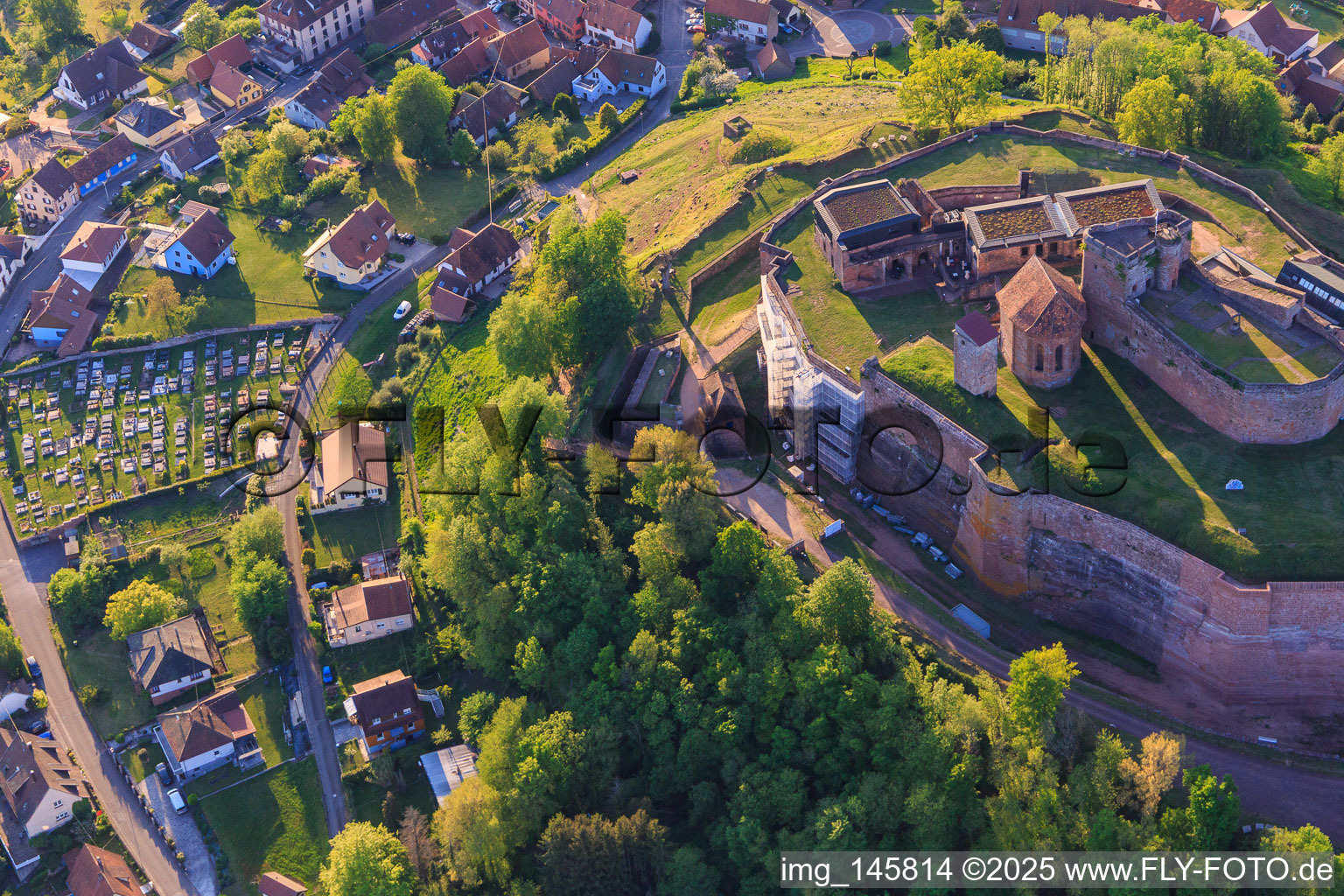 Vue aérienne de Cimetière sous le château de Lichtenberg vu du nord à Lichtenberg dans le département Bas Rhin, France