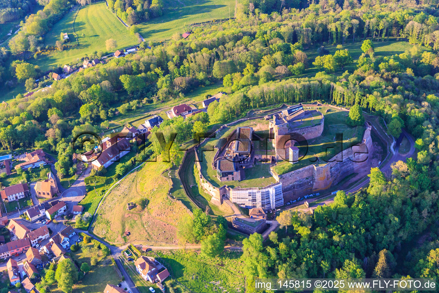 Vue aérienne de Château de Lichtenberg vu du sud à Lichtenberg dans le département Bas Rhin, France