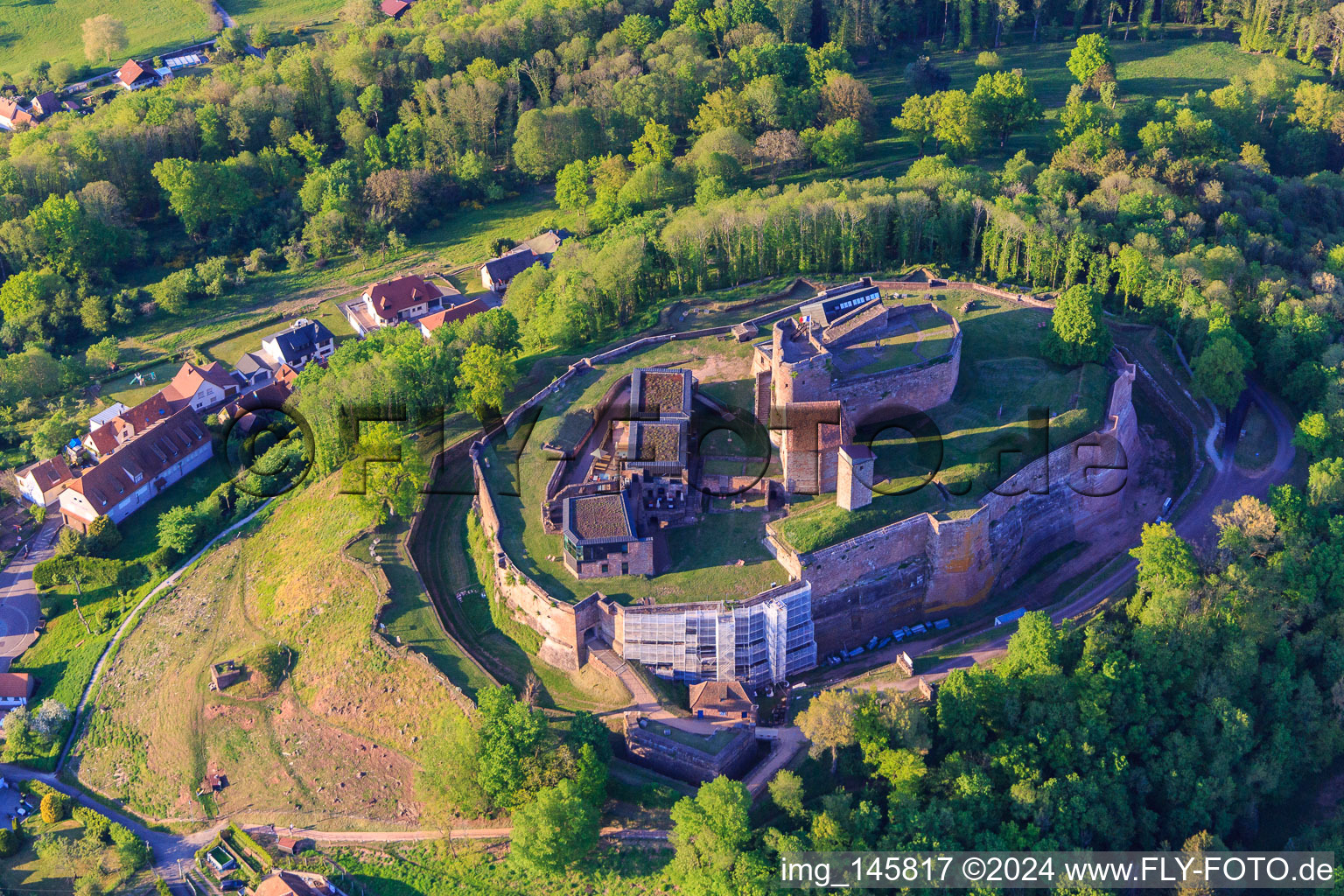 Vue aérienne de Château de Lichtenberg vu du sud à Lichtenberg dans le département Bas Rhin, France