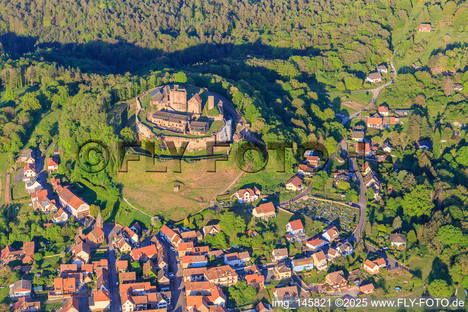 Vue aérienne de Château de Lichtenberg vu de l'ouest à Lichtenberg dans le département Bas Rhin, France