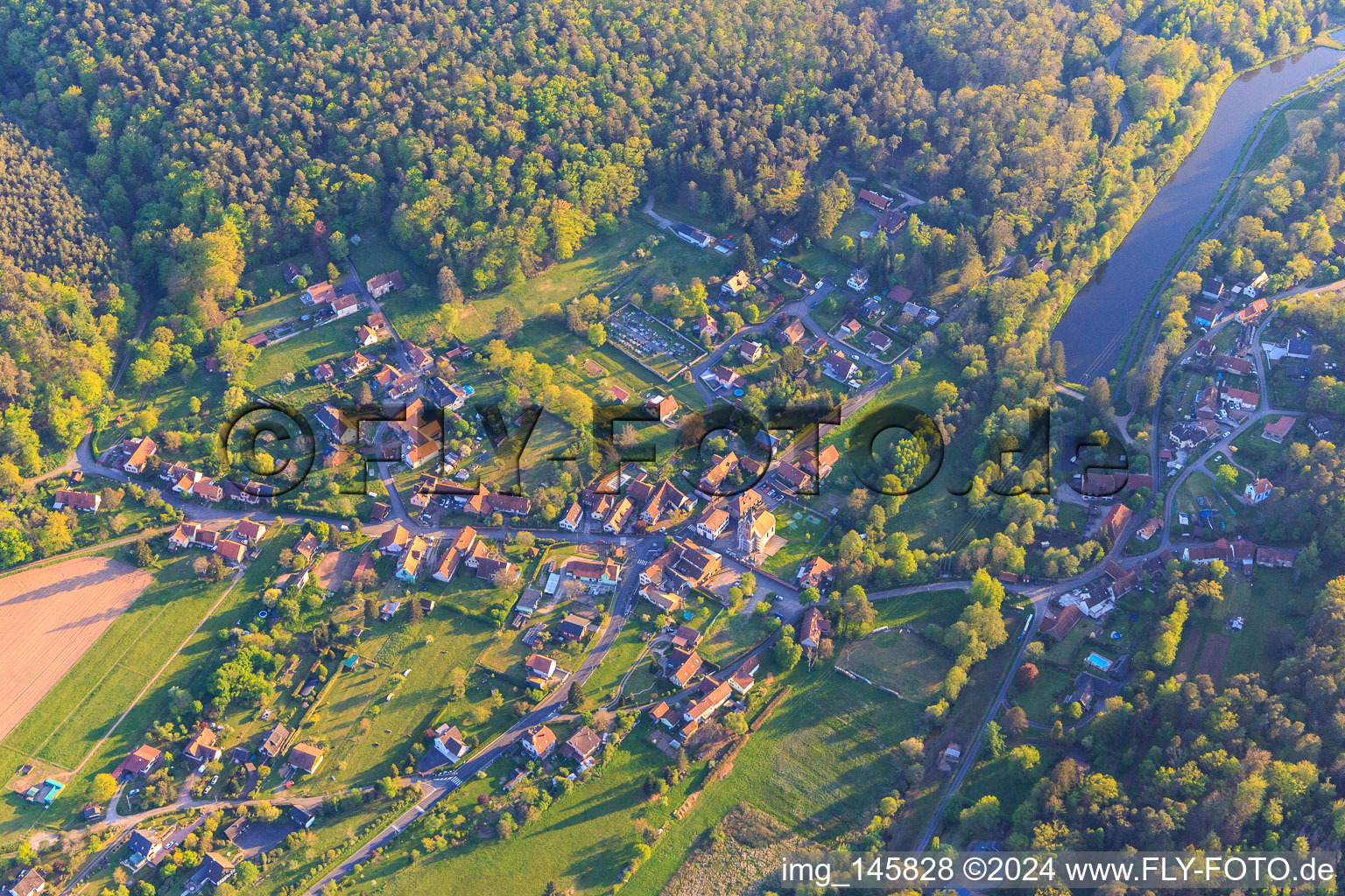 Vue aérienne de Vue du village avec étang à poissons dans la vallée de Meisenbach dans les Vosges du Nord depuis le nord-est à Sparsbach dans le département Bas Rhin, France
