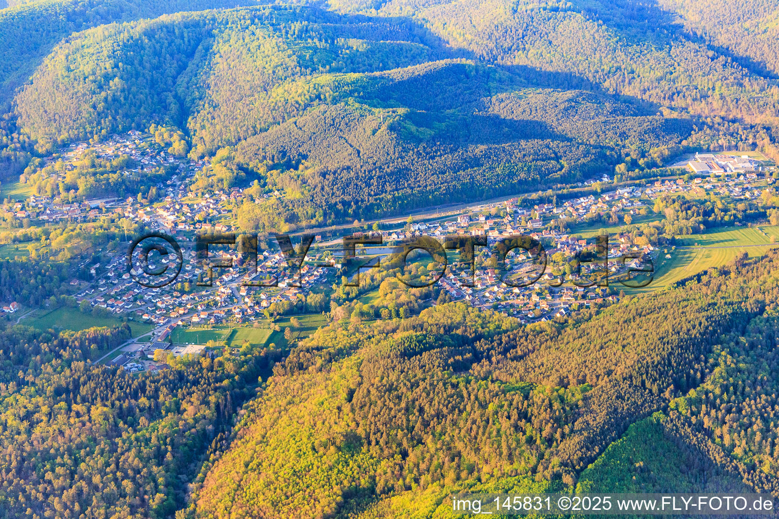 Vue aérienne de Vue des Vosges du Nord depuis le sud à Wingen-sur-Moder dans le département Bas Rhin, France