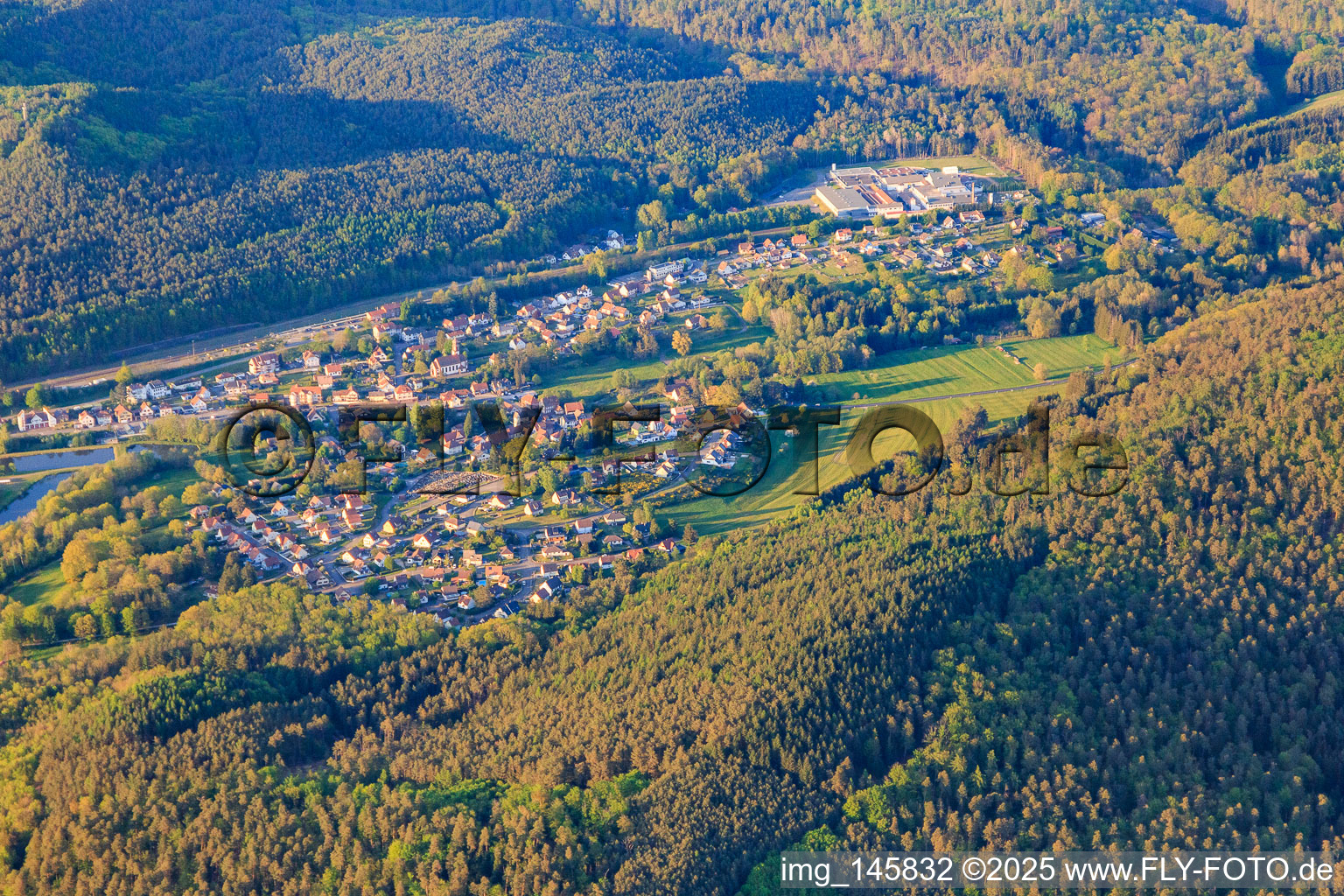 Vue aérienne de Vue des Vosges du Nord depuis le sud à Wingen-sur-Moder dans le département Bas Rhin, France