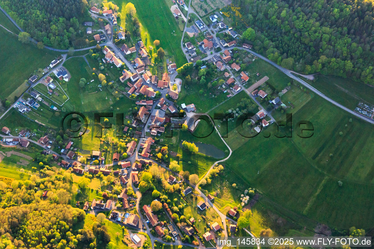 Vue aérienne de Vue du village des Vosges du Nord depuis le sud-est à Zittersheim dans le département Bas Rhin, France