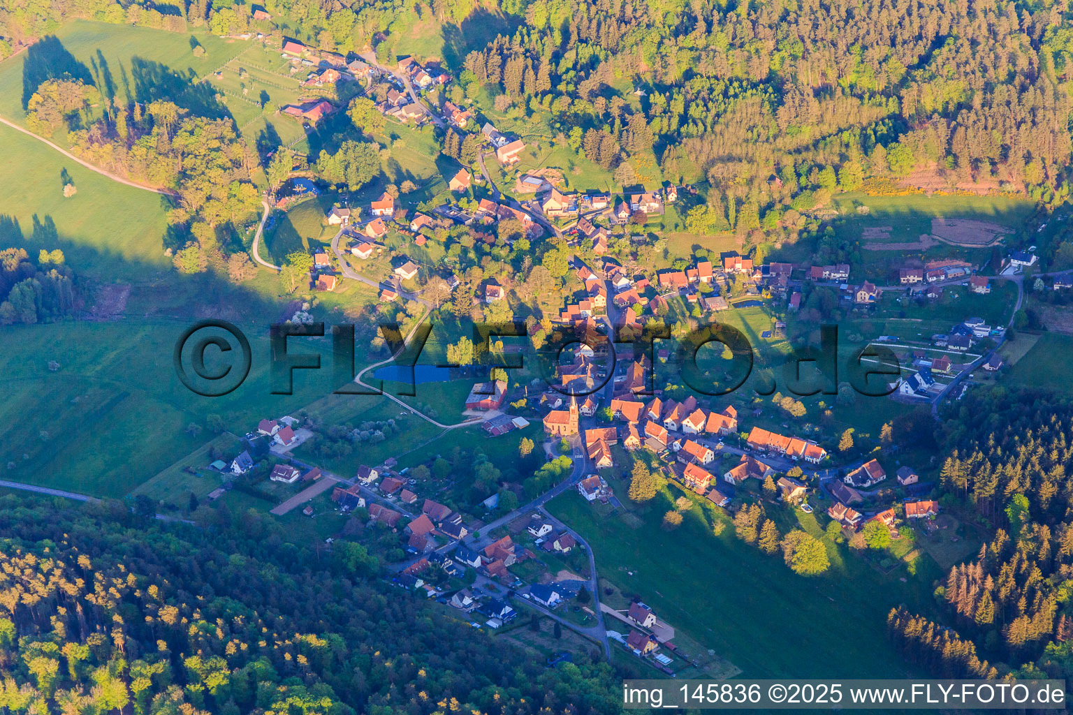 Vue aérienne de Vue du village des Vosges du Nord depuis le nord à Zittersheim dans le département Bas Rhin, France