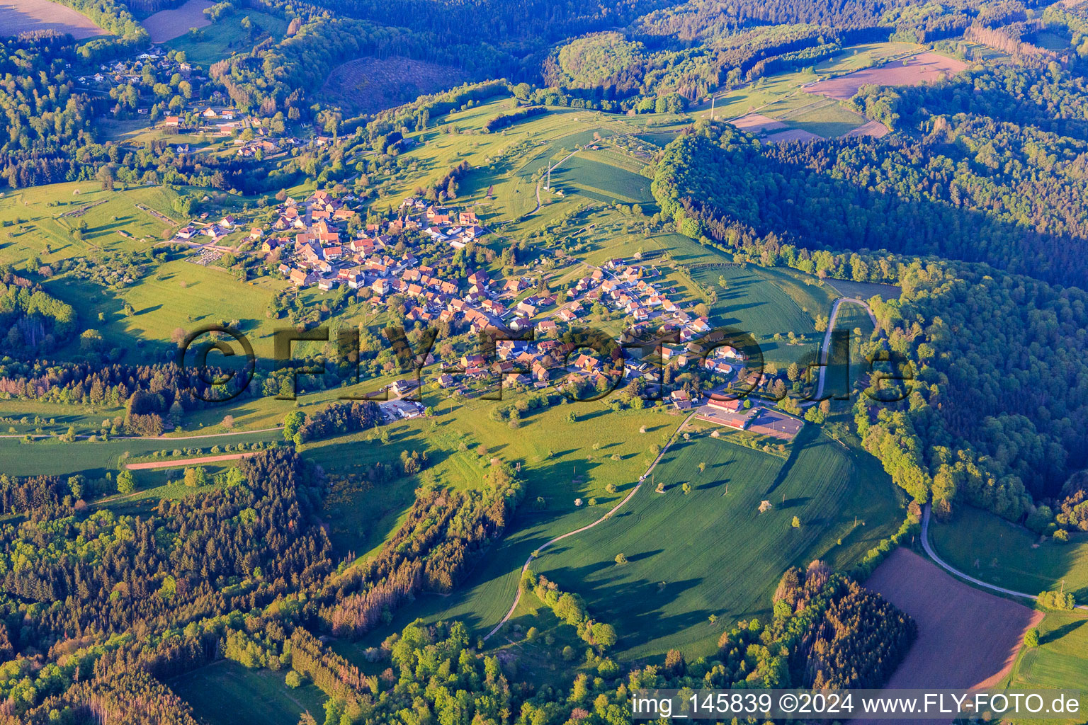 Vue aérienne de Vue du village des Vosges du Nord depuis le sud-ouest à Puberg dans le département Bas Rhin, France