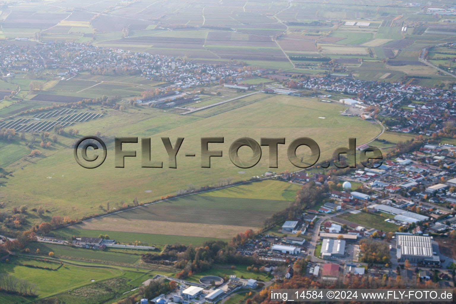 Vue aérienne de Aérodrome de Lachen-Speyerdorf à le quartier Speyerdorf in Neustadt an der Weinstraße dans le département Rhénanie-Palatinat, Allemagne